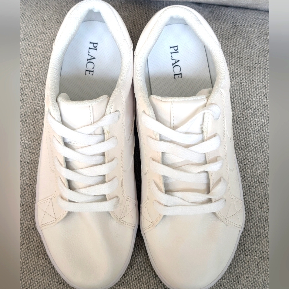 Boys Children's Place Uniform Low Top Sneakers Size 6 Big boys White